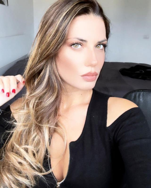 Ünlü oyuncu Tuan Tunalı aşka geldi! İtalyan sevgilisiyle öpüştüğü kareyi paylaştı