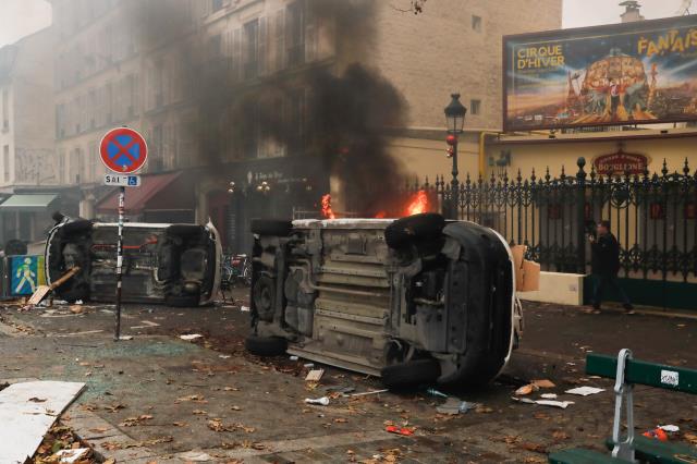 Fransa, Paris'i savaş alanına çeviren gösterileri daha da körükleyecek kararından geri adım attı