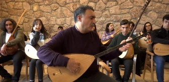 Halk müziği sanatçısı Erzincan, 4 yıldır köy köy gezerek bağlama geleneğini yaşatıyor