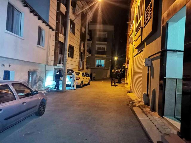 İzmir'de vahşet! Kız arkadaşını önce silahla vurdu sonra bıçakla öldürdü