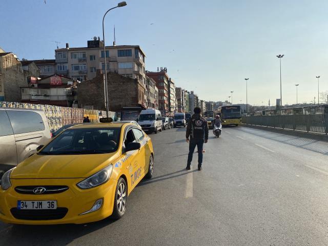 Kadıköy'de çay içerken denetime takılan taksi sürücüsünden ilginç savunma: 'Telefon değil ki bu çay'