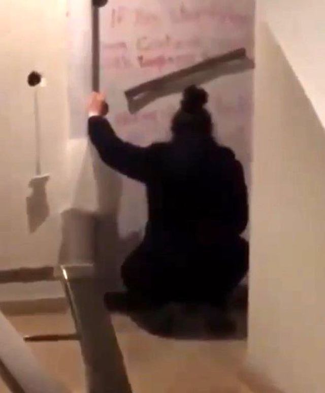 Komşularının duvarlarına tehdit sözleri yazıp dışkı süren kadın sınır dışı edildi