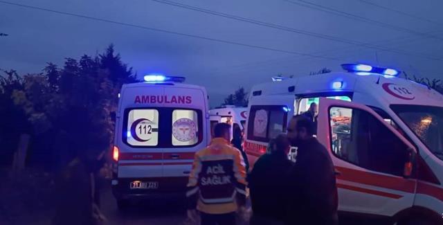 Tarım işçilerini taşıyan midibüs devrildi, 14 kişi yaralandı Tarım işçilerini taşıyan midibüs devrildi, 14 kişi yaralandı