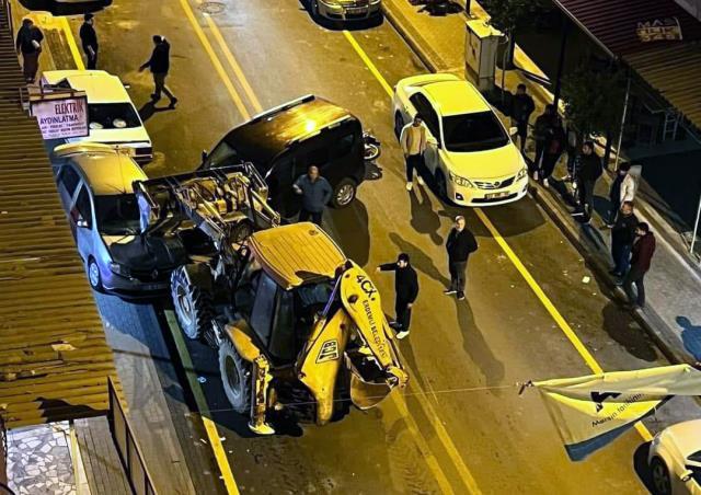 Belediyeye ait kepçeyi çalıp 3 araca çarptı! O anlar anbean kamerada