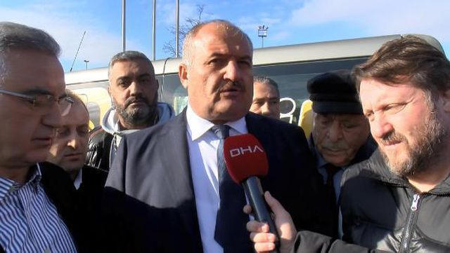 Zammı beğenmeyen taksiciler, istedikleri rakamı pankarta yazıp Yenikapı meydana gitti