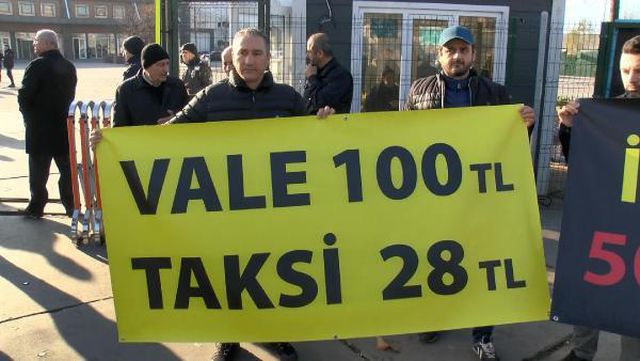 Zammı beğenmeyen taksiciler, istedikleri rakamı pankarta yazıp Yenikapı meydana gitti