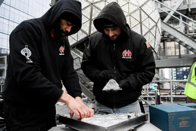 New York'taki Times Meydanı'nda Yılbaşı Topu Hazırlanıyor New York'taki Times Meydanı'nda Yılbaşı Topu Hazırlanıyor