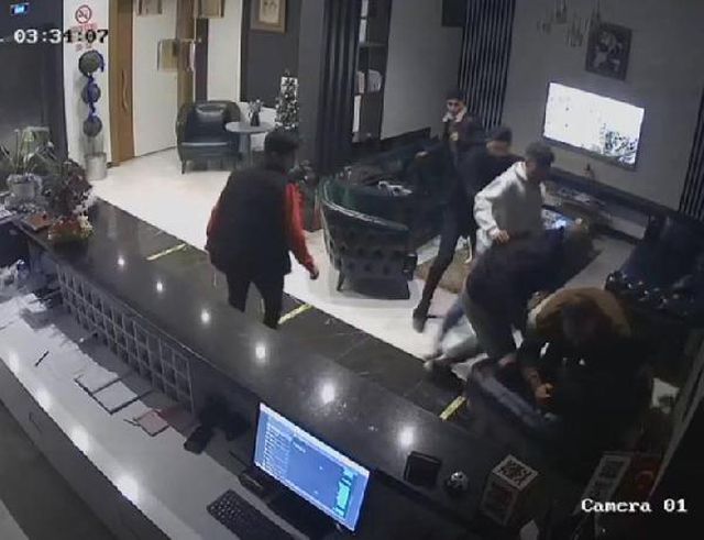 Otelinde kavga çıkınca yarı çıplak odasından koştu, çift tabancayla kurşun yağdırdı! Anbean kamerada