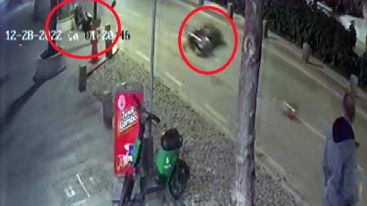 Savrulan motosiklet metrelerce sürüklendi, 2 kişi ağır yaralandı! O anlar kamerada