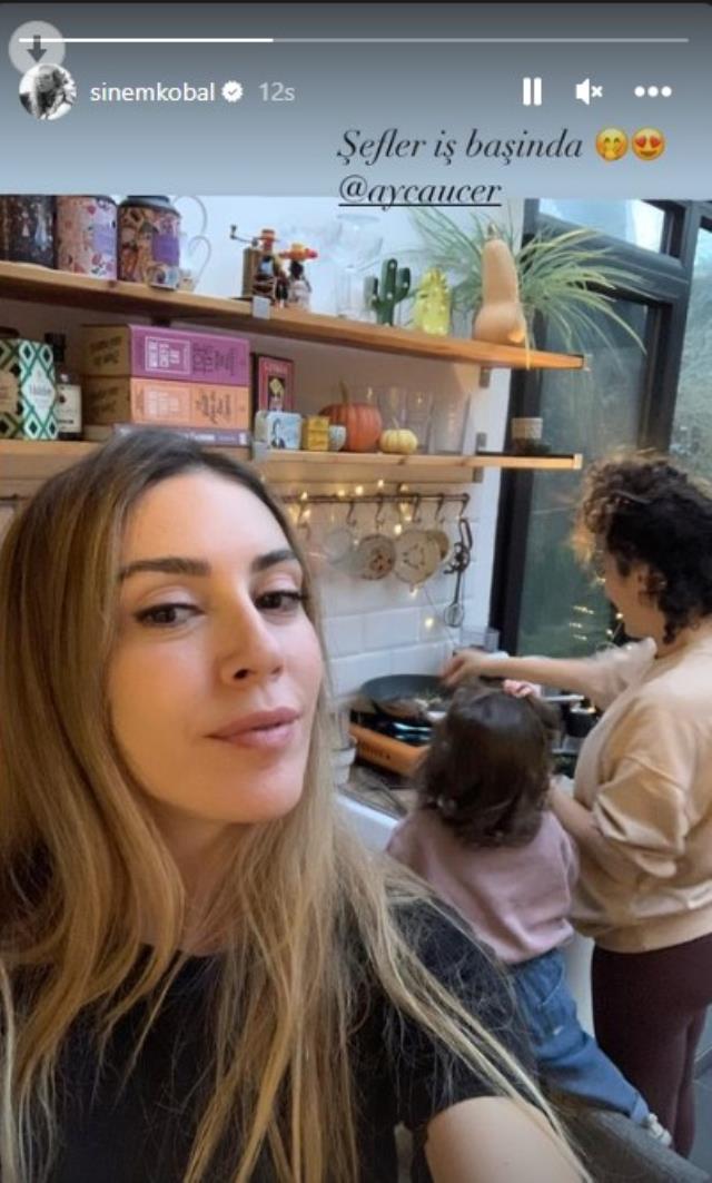 Sinem Kobal, gözlerden uzak büyüttüğü kızıyla mutfak pozunu paylaştı