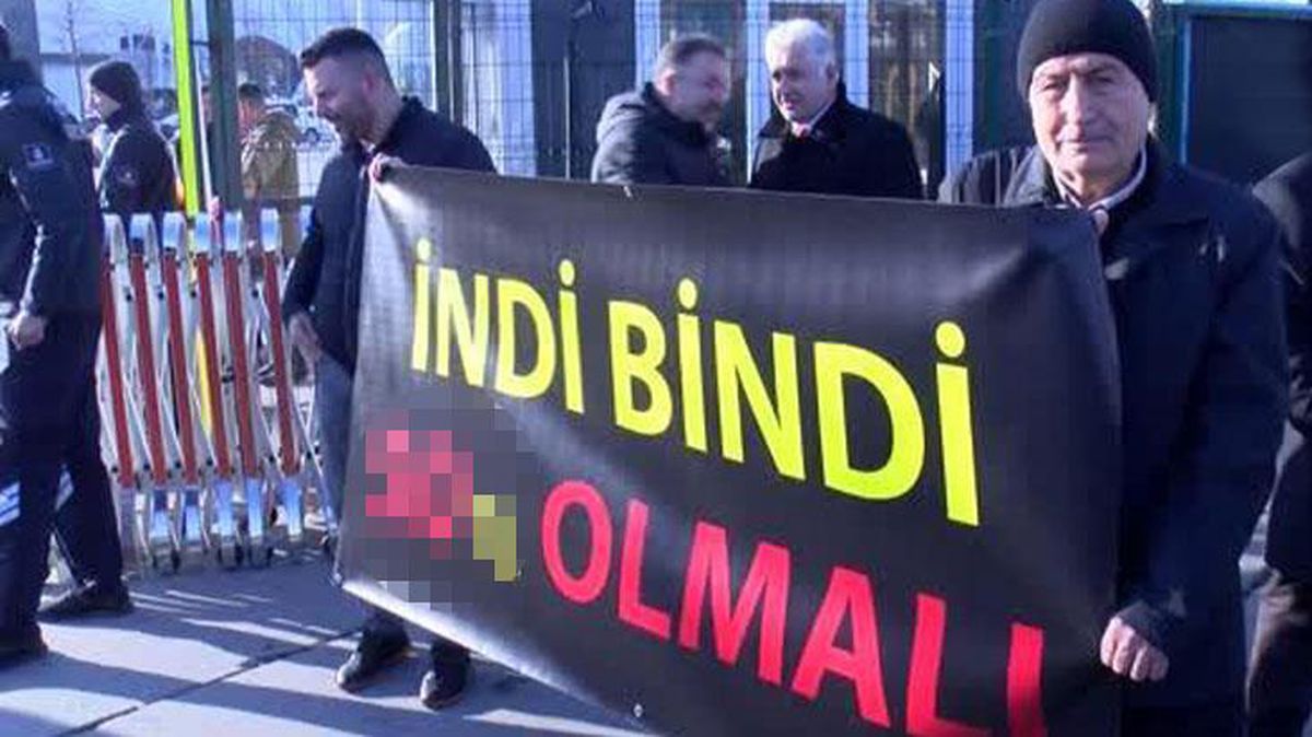 Zammı beğenmeyen taksiciler, istedikleri rakamı pankarta yazıp Yenikapı meydana gitti