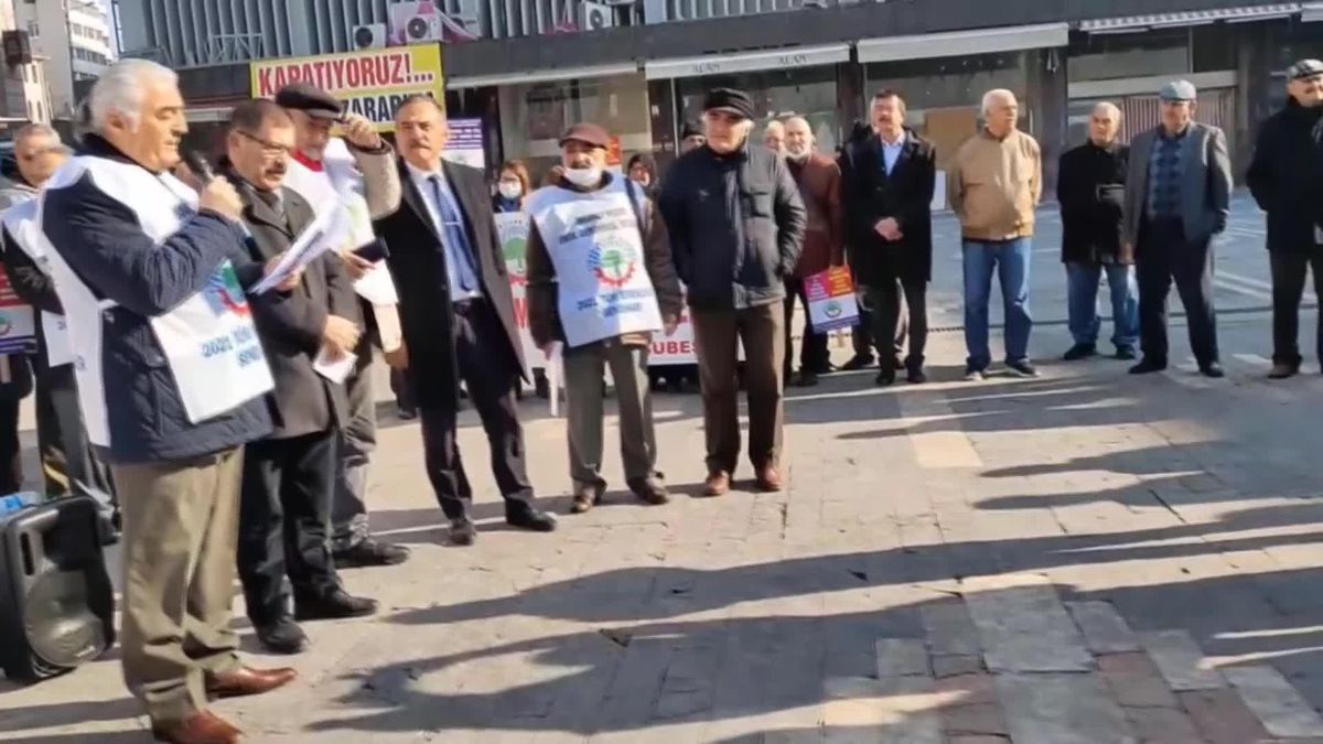 Emekliler, Tencerede Taş Kaynatıp Fatura Yaktı: 'Milyonlarca Emekli, Banka Kuyruklarında Yaşam Mücadelesi Veriyor'
