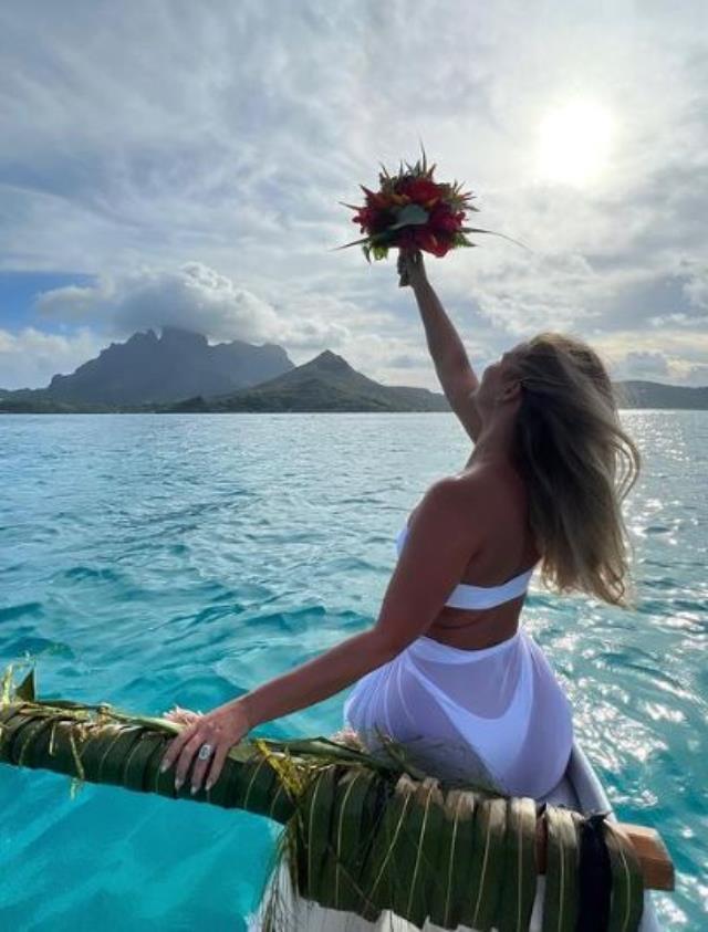 Genç kadının, üvey babasıyla birlikte evin mutfağında yaptığı dans olay yarattı