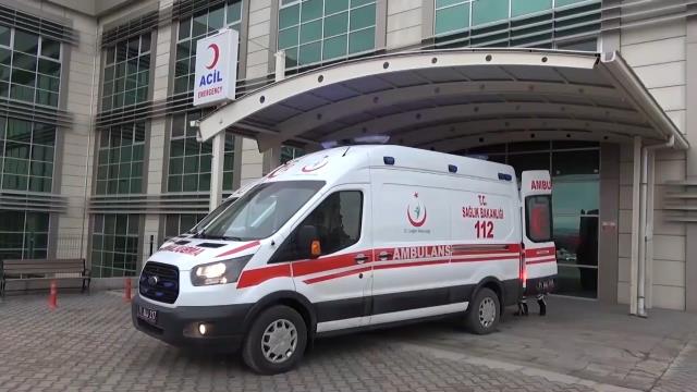 Hafriyat kamyonu otomobili hurdaya çevirdi: 2 kişinin yaralandığı kaza anı kamerada
