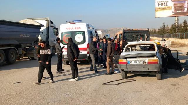Hafriyat kamyonu otomobili hurdaya çevirdi: 2 kişinin yaralandığı kaza anı kamerada