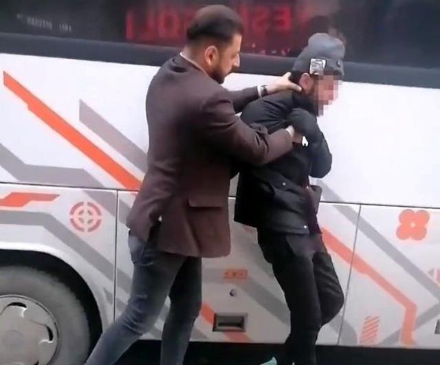 Hırsız, araç sahibine yakalandı! O anlar kamerada