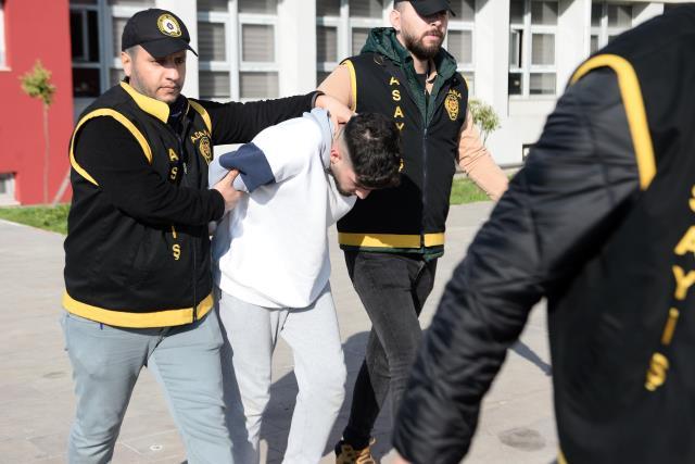 İçki içtiği kişiler telefonu ve parasını gasbedip, otomobilin bagajına kilitledi İçki içtiği kişiler telefonu ve parasını gasbedip, otomobilin bagajına kilitledi