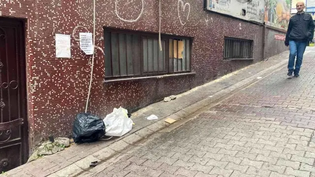 İstanbul'da bir garip olay! Çöp sandığı adamın üzerinden geçip yoluna devam etti İstanbul'da bir garip olay! Çöp sandığı adamın üzerinden geçip yoluna devam etti