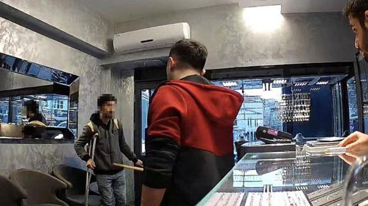Koltuk değnekli şüpheli meyve bıçağıyla soygun girişiminde bulundu! Hırsıza dükkan çalışanları engel oldu