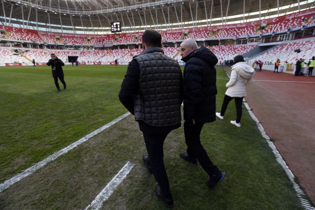 Resmen patates tarlası! Sivasspor-Galatasaray maçının oynandığı zemine tepki yağıyor