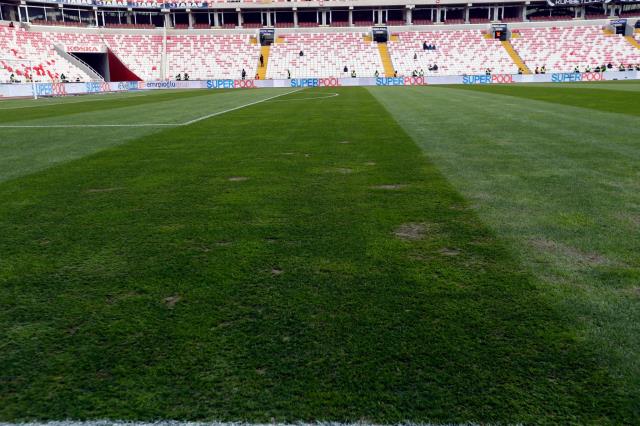 Resmen patates tarlası! Sivasspor-Galatasaray maçının oynandığı zemine tepki yağıyor
