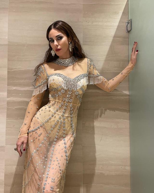 Transparan elbisesiyle poz veren Defne Samyeli, sosyal medyanın fena diline düştü Transparan elbisesiyle poz veren Defne Samyeli, sosyal medyanın fena diline düştü
