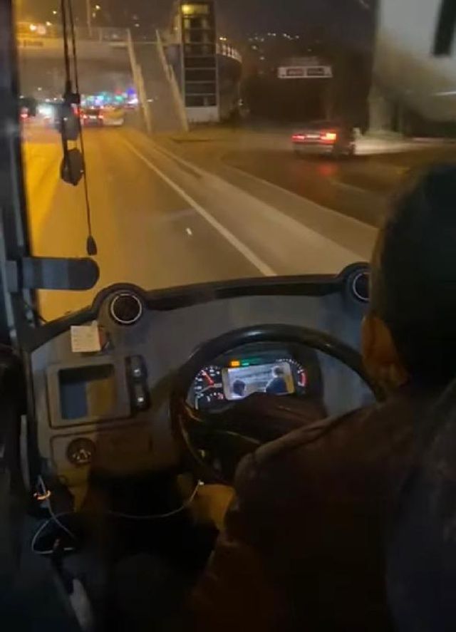 Halk otobüsü şoförü, seyir halindeyken cep telefonundan dizi izledi