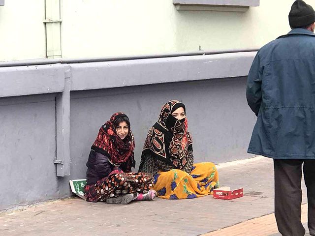 El açıp dilenen kadınların tavırları çevredeki vatandaşların tepkisini çekti El açıp dilenen kadınların tavırları çevredeki vatandaşların tepkisini çekti