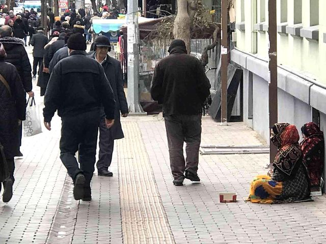 El açıp dilenen kadınların tavırları çevredeki vatandaşların tepkisini çekti El açıp dilenen kadınların tavırları çevredeki vatandaşların tepkisini çekti