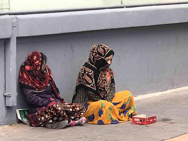 El açıp dilenen kadınların tavırları çevredeki vatandaşların tepkisini çekti El açıp dilenen kadınların tavırları çevredeki vatandaşların tepkisini çekti