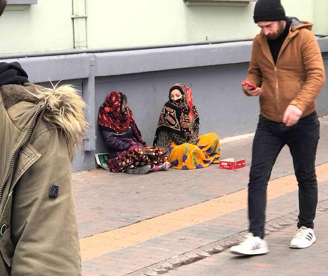 El açıp dilenen kadınların tavırları çevredeki vatandaşların tepkisini çekti El açıp dilenen kadınların tavırları çevredeki vatandaşların tepkisini çekti