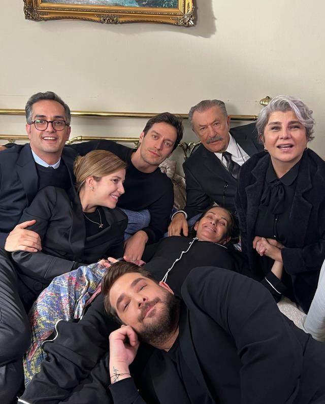 Nur Sürer, Camdaki Kız'dan ayrıldı! Başrol oyuncuları peş peşe veda paylaşımı yaptı