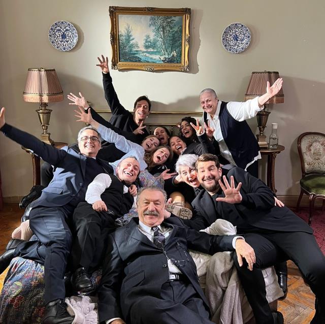 Nur Sürer, Camdaki Kız'dan ayrıldı! Başrol oyuncuları peş peşe veda paylaşımı yaptı