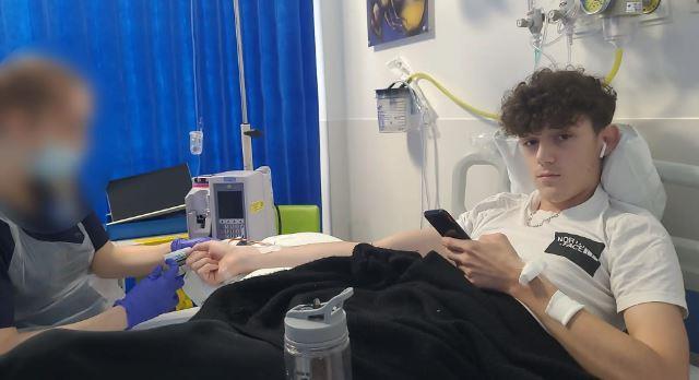 Omzundan 'Tık' diye ses duyan genç, hastanede gittiğinde kanser olduğunu öğrendi Omzundan 'Tık' diye ses duyan genç, hastanede gittiğinde kanser olduğunu öğrendi