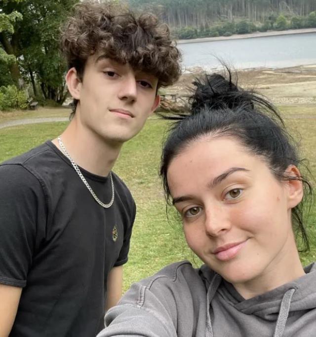 Omzundan 'Tık' diye ses duyan genç, hastanede gittiğinde kanser olduğunu öğrendi Omzundan 'Tık' diye ses duyan genç, hastanede gittiğinde kanser olduğunu öğrendi