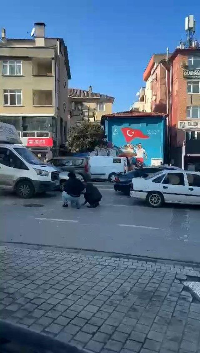Paralarını yanına alıp scootera bindi, yolda poşet yırtılınca paralar yola saçıldı
