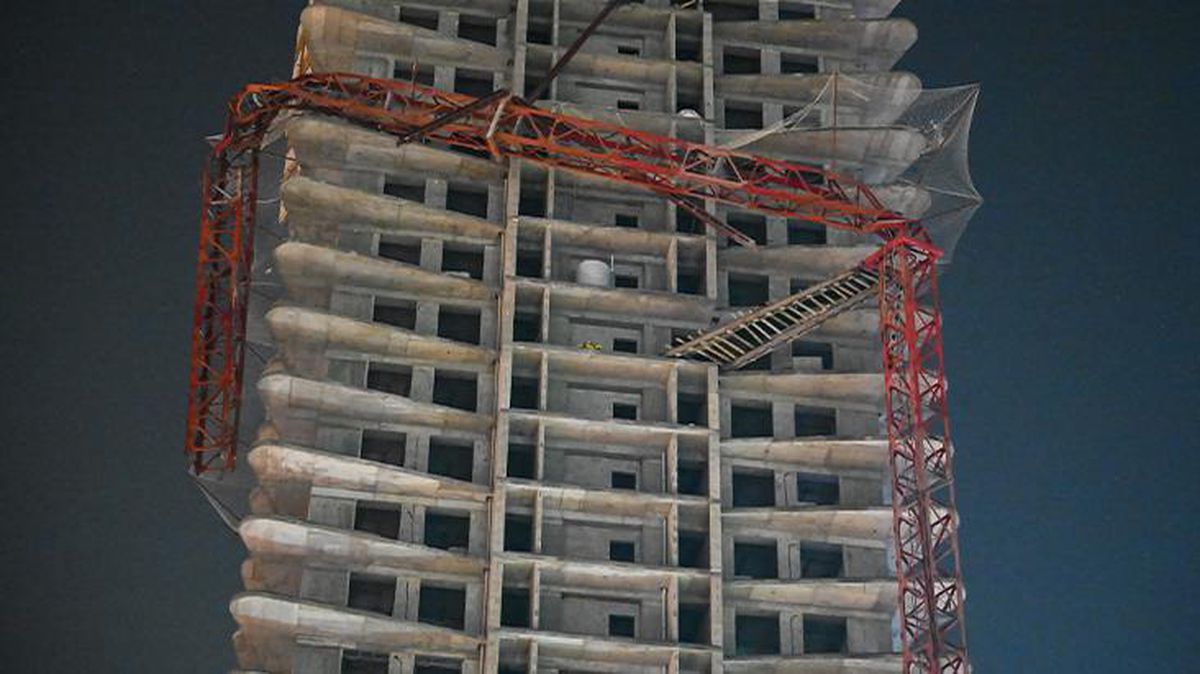 Son Dakika: İzmir Bornova'da inşaat vinci devrildi: 5 ölü, 2 yaralı