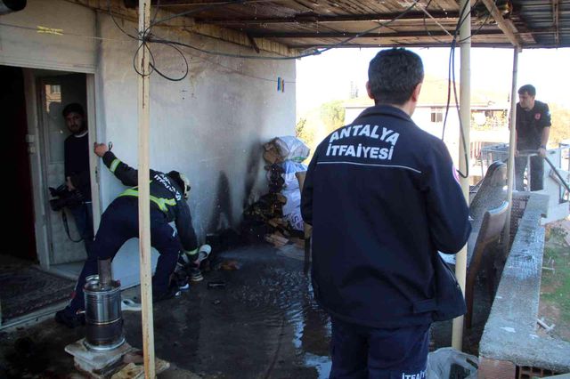Yatağında uyuyan adam, balkonunda itfaiye ile karşılaşınca neye uğradığını şaşırdı