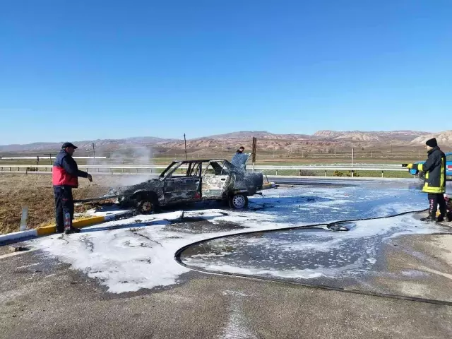 'Arabam yanıyor' diyerek feryat etti 'Arabam yanıyor' diyerek feryat etti