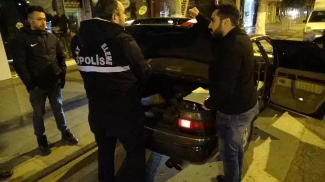 Sokak ortasında dehşet anları! Tartıştığı kişilere silahla ateş açtı Sokak ortasında dehşet anları! Tartıştığı kişilere silahla ateş açtı