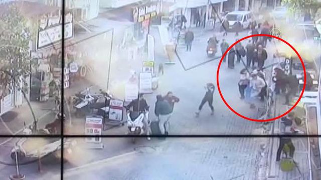 Ünlü dönercideki patlama anı kamerada! Can havliyle kendilerini dışarı attılar Ünlü dönercideki patlama anı kamerada! Can havliyle kendilerini dışarı attılar