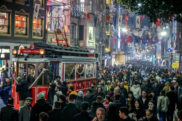 Yeni yıla saatler kala adım atacak yer kalmadı! Kutlamaların adresi yine Taksim