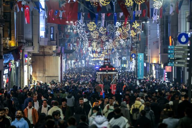 Yeni yıla saatler kala adım atacak yer kalmadı! Kutlamaların adresi yine Taksim