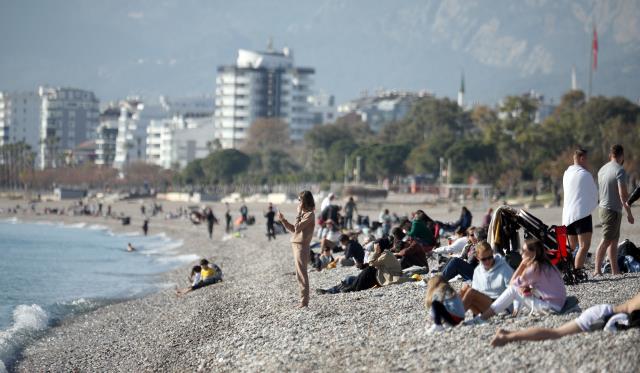 YILIN SON GÜNÜ ANTALYA'DA DENİZE GİRDİLER YILIN SON GÜNÜ ANTALYA'DA DENİZE GİRDİLER