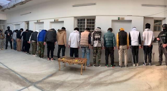 Yüzlerce erkek genç kızın peşinden koşup saldırdı! Önce tekmelediler sonra taciz ettiler Yüzlerce erkek genç kızın peşinden koşup saldırdı! Önce tekmelediler sonra taciz ettiler