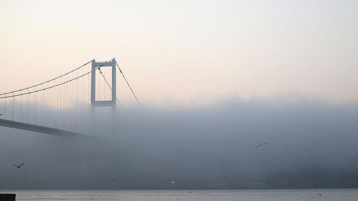 İstanbul yeni yıla yoğun sisle uyandı! Boğaz'da trafik çift yönlü olarak kapatıldı