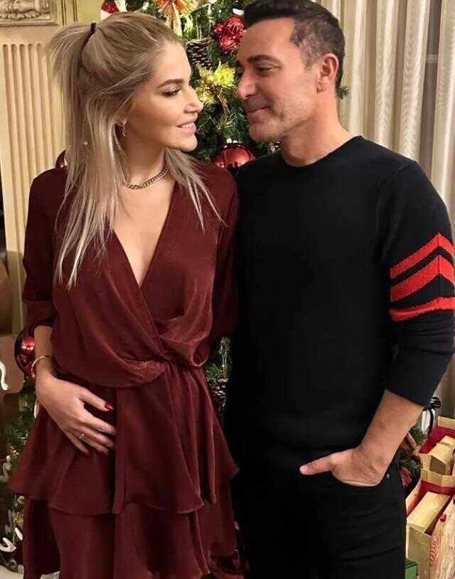 Kimi 50 yıllık eşine, kimi de eşi ve çocuklarına sarıldı! Ünlü isimler yeni yılı böyle karşıladı