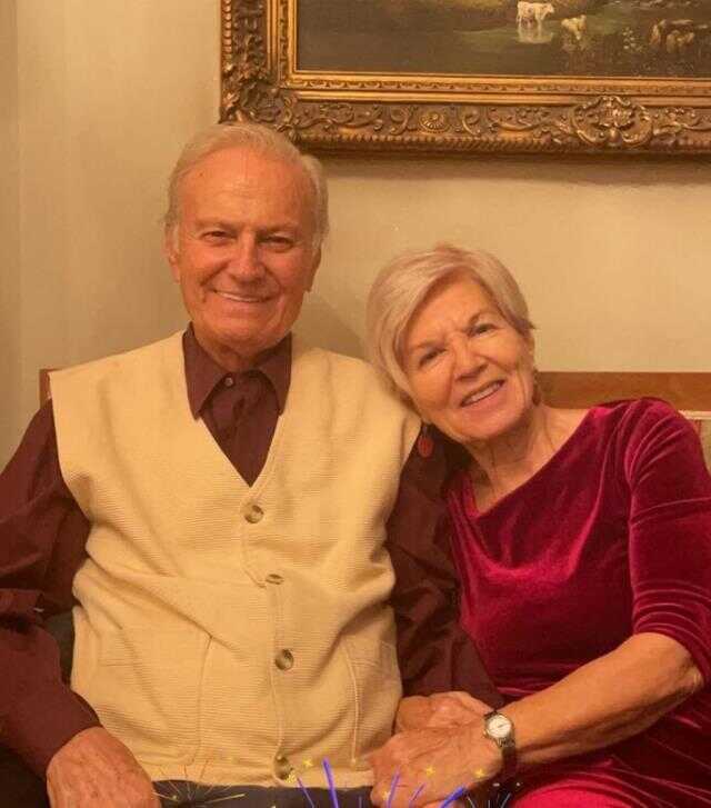 Kimi 50 yıllık eşine, kimi de eşi ve çocuklarına sarıldı! Ünlü isimler yeni yılı böyle karşıladı