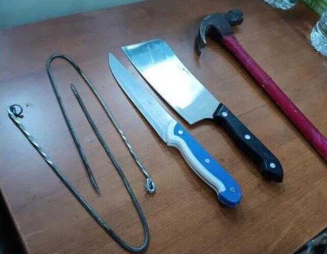 Çiğli Belediyesine girmek isteyen şüphelinin üzerinden satır ve bıçak çıktı