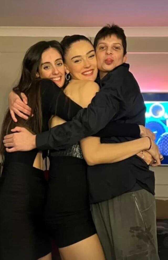 Ebrar Karakurt'tan çılgın parti! Herkes dünyaca ünlü isimle verdiği kucak kucağa pozu konuşuyor Ebrar Karakurt'tan çılgın parti! Herkes dünyaca ünlü isimle verdiği kucak kucağa pozu konuşuyor